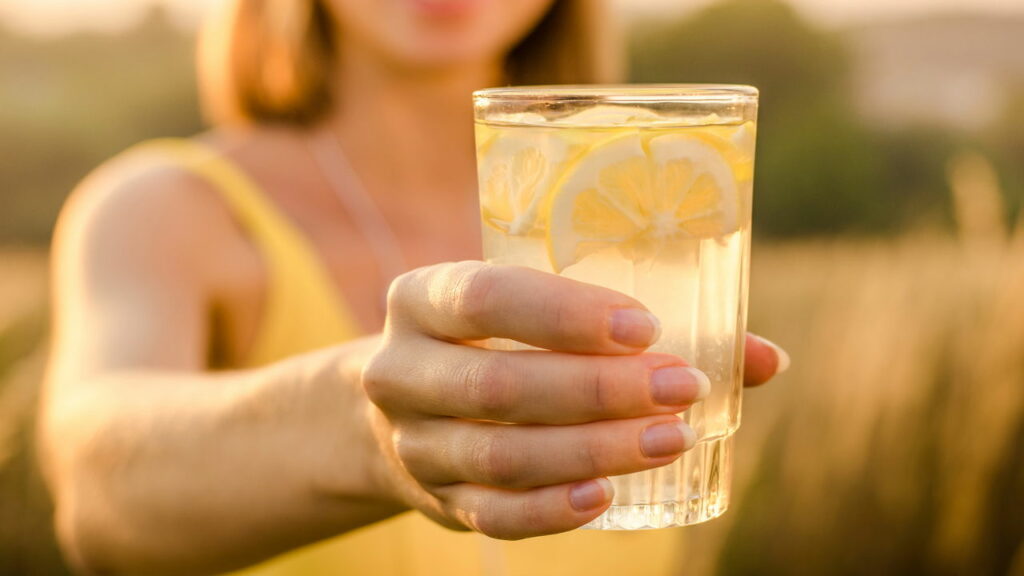 5 benefícios de beber água com limão em jejum