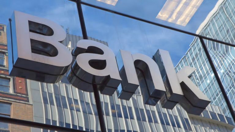 Comunicado urgente informa fechamento dos bancos em 16/08