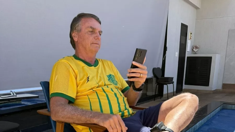 Policiais penais monitoram porta da residência de Bolsonaro