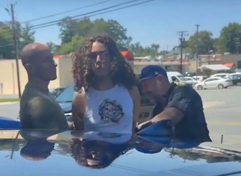 O que se sabe sobre a detenção da brasileira trans nos EUA?