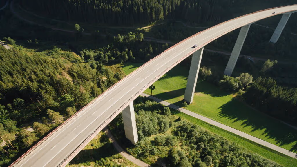 O que diz a lei sobre ultrapassagem em pontes em viadutos?