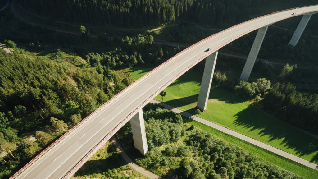 O que diz a lei sobre ultrapassagem em pontes em viadutos?