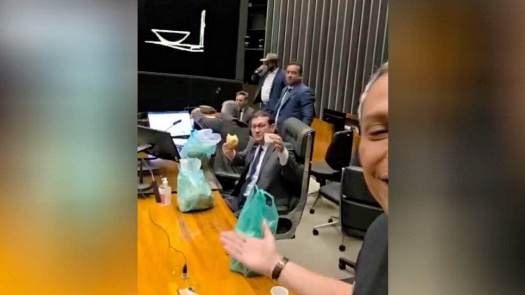 Oposição mantém ocupações e bolsonaristas tomam café da manhã em Mesa Diretora