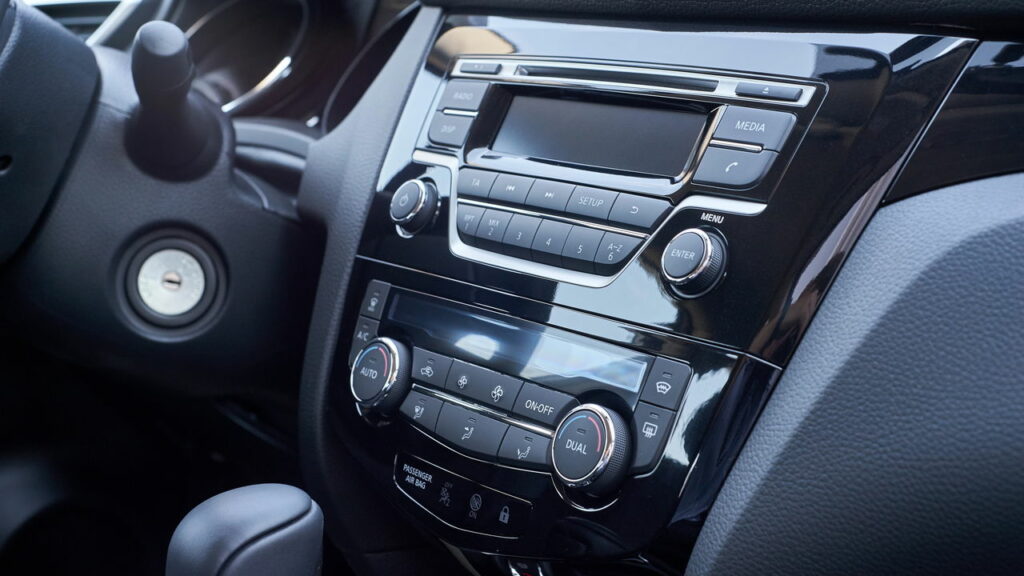 Você sabia que som alto no carro é considerado infração grave?