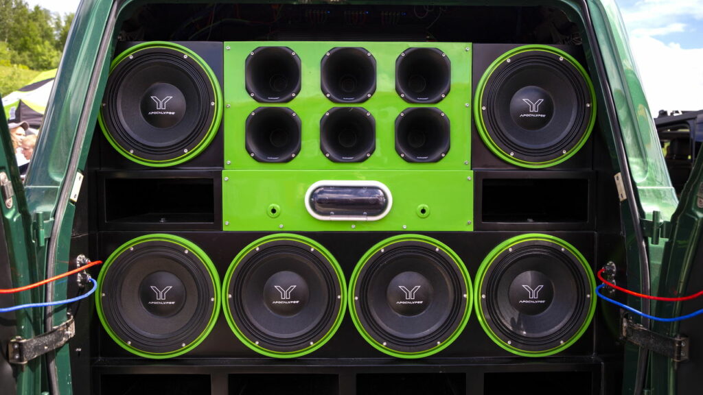 Você sabia que som alto no carro é considerado infração grave?