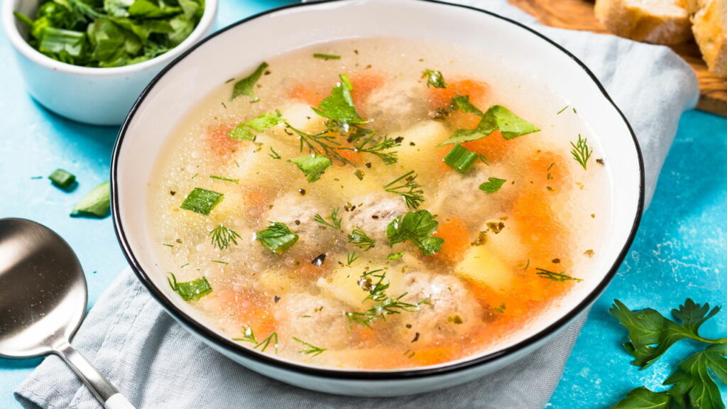 Caldos e sopas fáceis para noites frias — opções rápidas e econômicas