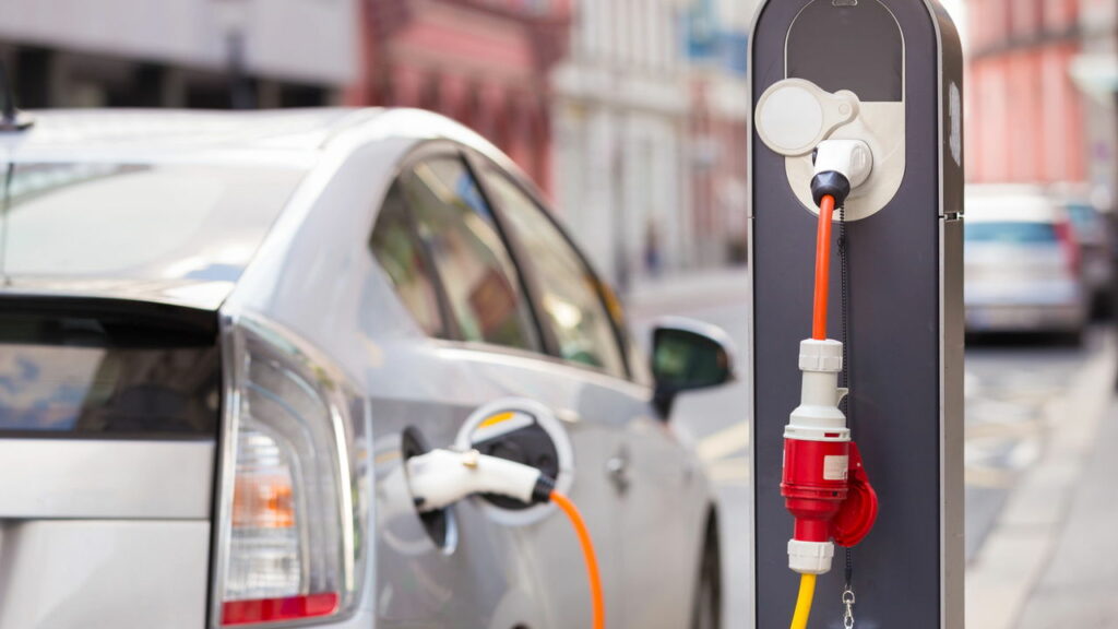 Carregar carro elétrico em casa surpreende e fica bem mais barato que você imagina