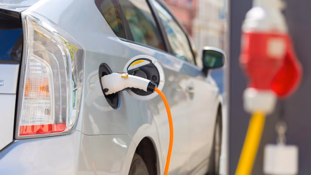 Carros elétricos e híbridos: o que muda para o condutor nas leis de trânsito