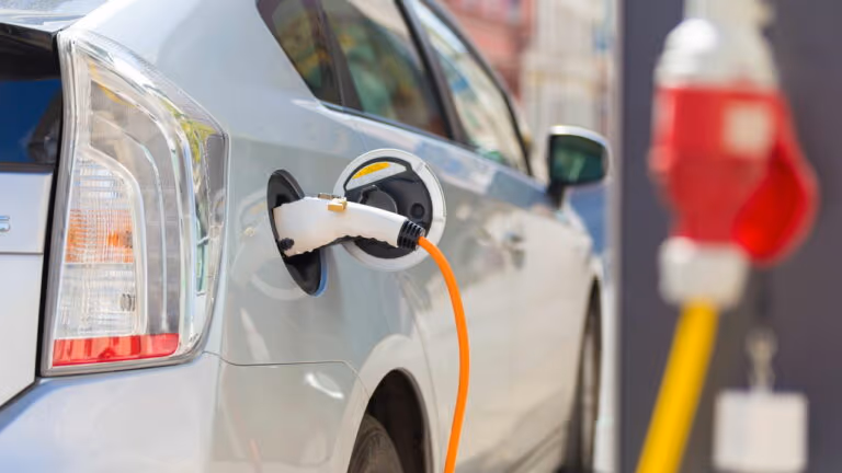 Carros elétricos e híbridos: o que muda para o condutor nas leis de trânsito