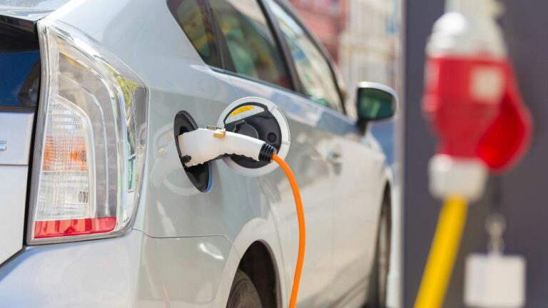Carros elétricos e híbridos: o que muda para o condutor nas leis de trânsito