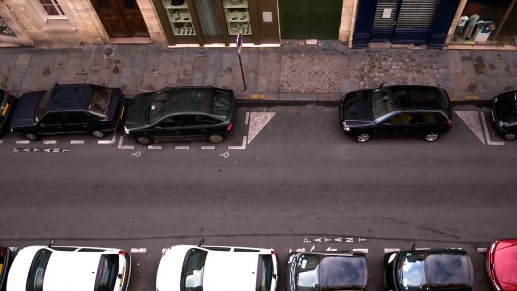 Erros comuns ao estacionar e como evitar arranhões e multas