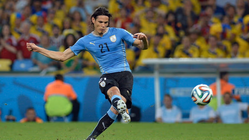 Cavani vive seca de gols e recebe apoio inesperado na Argentina