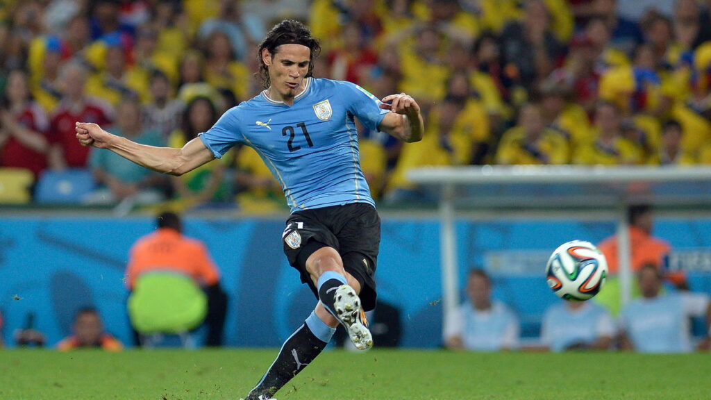 Cavani vive seca de gols e recebe apoio inesperado na Argentina