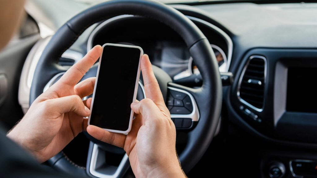 Usar o celular no trânsito, mesmo que no semáforo, dá multa?