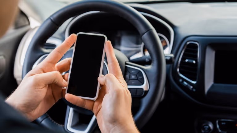 O que diz a lei sobre usar o celular no carro mesmo quando parado