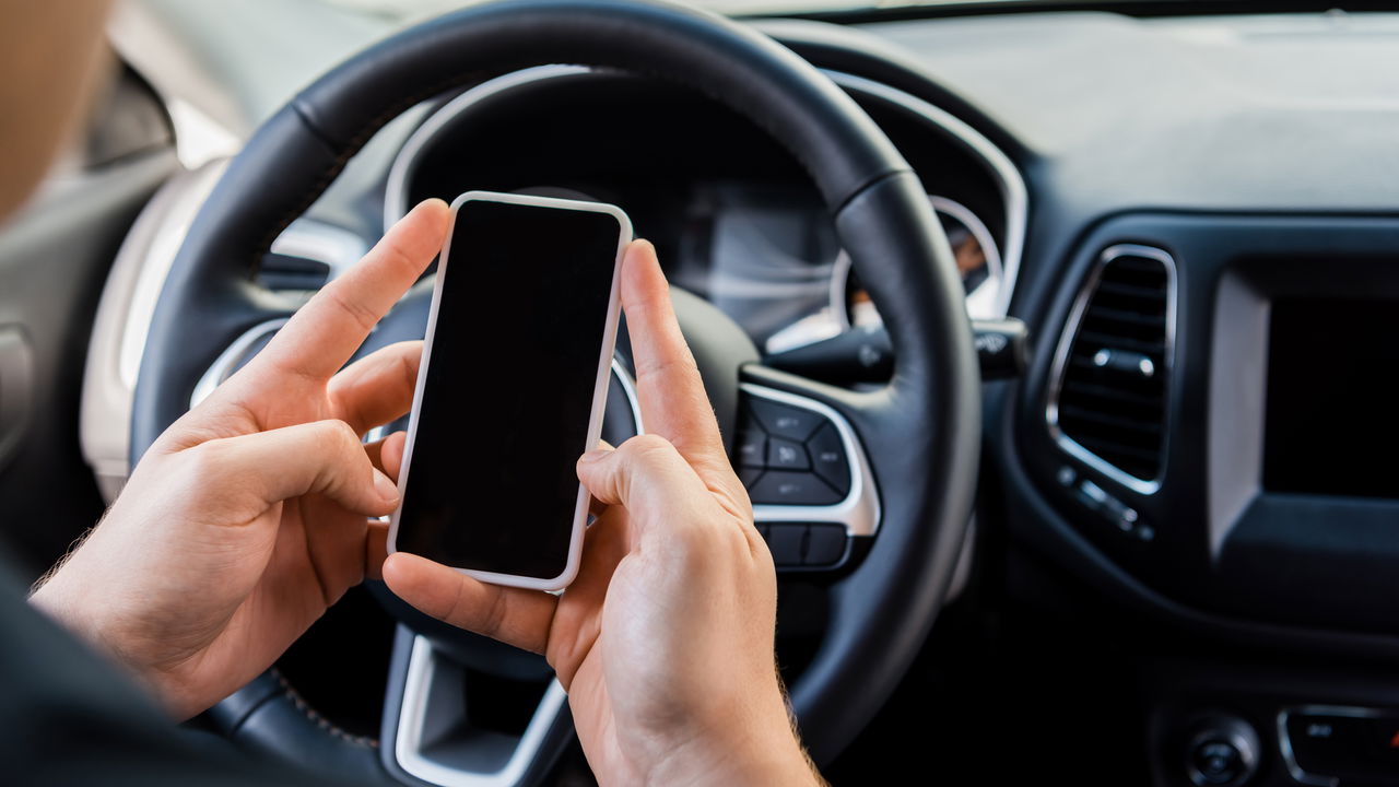 Celular ao volante pode custar sua CNH