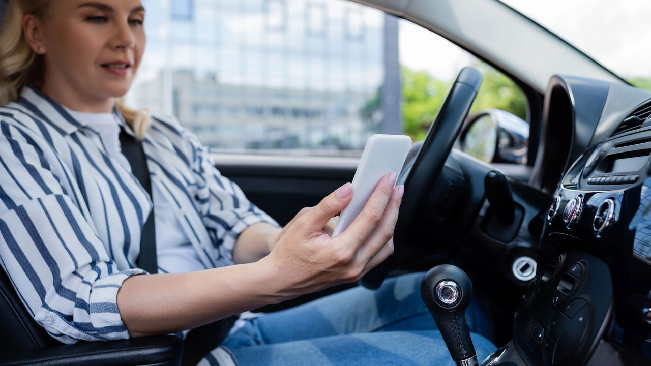 O que diz a lei sobre o uso de celular ao volante mesmo no sinal vermelho?