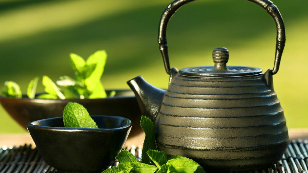 Troque o café por este chá rico em antioxidantes que protege o cérebro