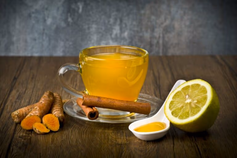 3 receitas de chá de cúrcuma e os benefícios para a saúde