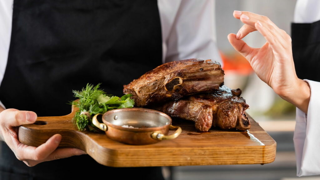 O jeito certo de temperar o bife perfeito segundo os chefs