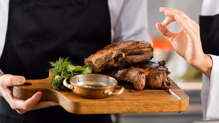 O jeito certo de temperar o bife perfeito segundo os chefs