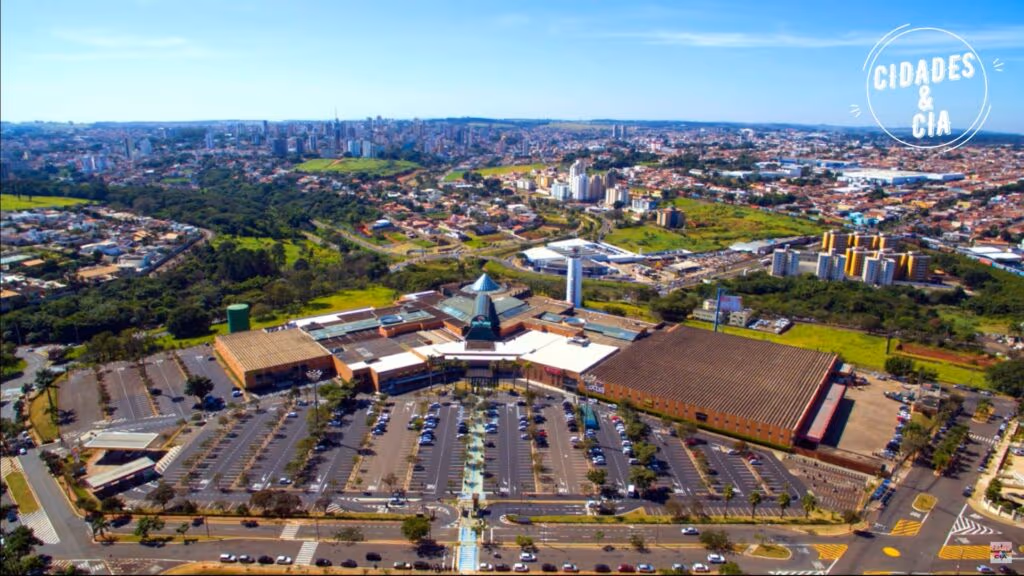 Nessa cidade paulista a Embraer faz aviões voarem e estudantes fazem sonhos decolarem