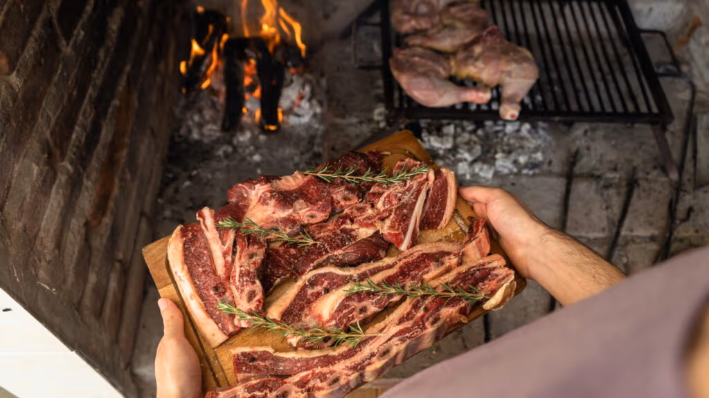 Como montar uma noite de churrasco argentino em casa — cortes, acompanhamentos e molhos típicos