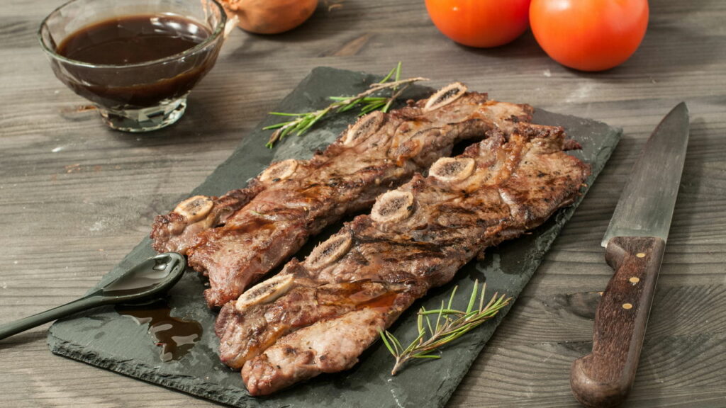 Como montar uma noite de churrasco argentino em casa — cortes, acompanhamentos e molhos típicos