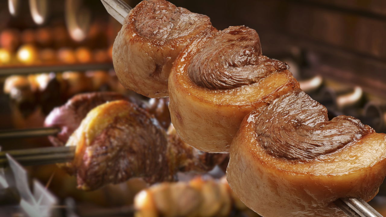 Por que a carne de churrascaria é mais saborosa mesmo usando cortes comuns