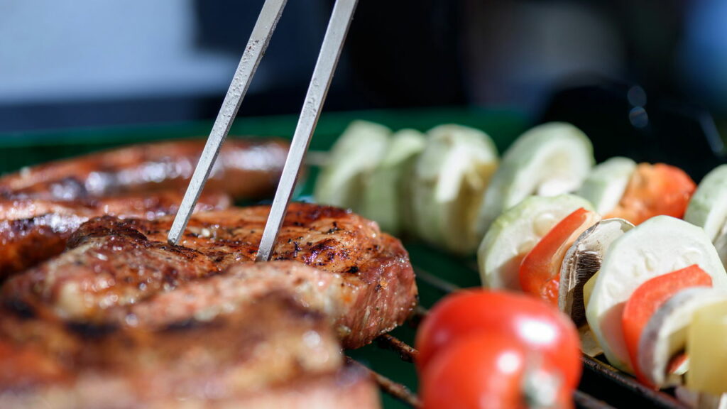 O segredo que deixa a carne do churrasco mais suculenta - Créditos: depositphotos.com / ArturVerkhovetskiy