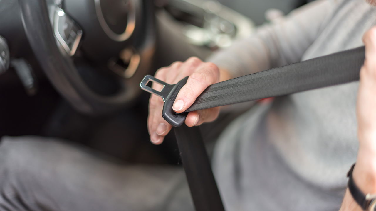 Quem leva a multa quando o passageiro está sem cinto de segurança?