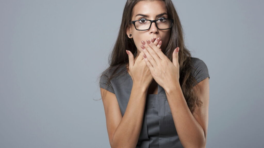 O que gestos como cobrir a boca ou esfregar o queixo indicam