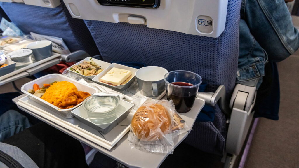 O verdadeiro motivo que faz a comida no avião parecer sem graça - Créditos: depositphotos.com / Thamkc