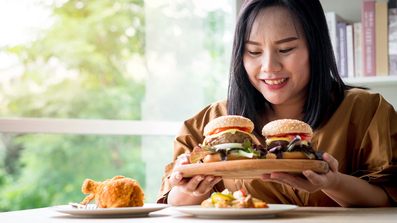 Como identificar sinais da compulsão alimentar mesmo sem perceber mudanças no corpo ou no peso