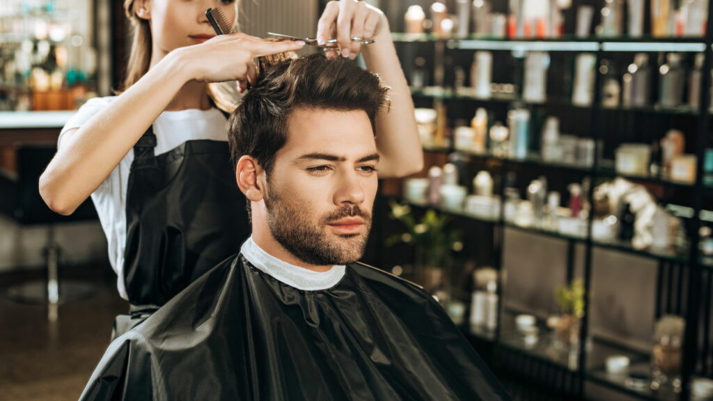 Quem quer parecer mais jovem faz esse corte de cabelo
