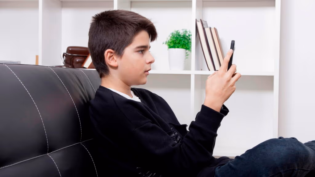 Controle o tempo do seu filho no celular com proteção ativada