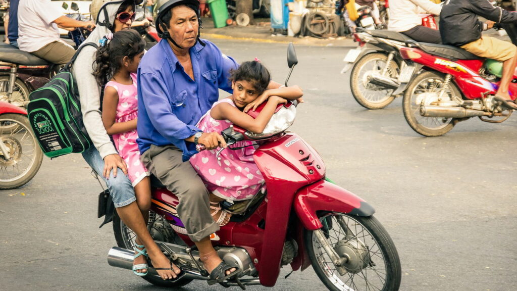 Transportar crianças em motos pode custar caro e colocar vidas em risco