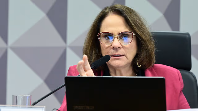 Comissão comandada por Damares vai fazer diligência na casa de Bolsonaro