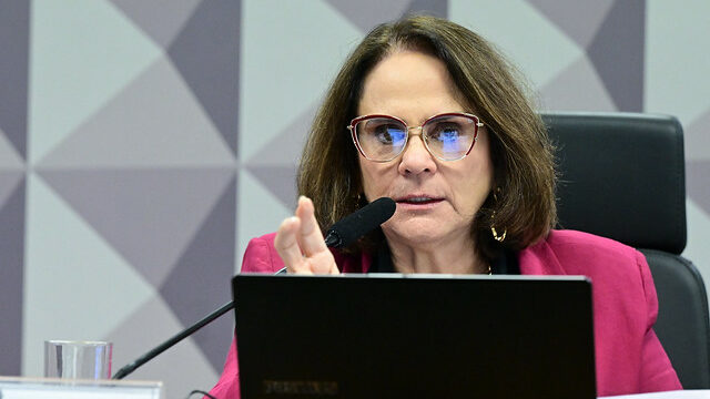 Isolamento de Bolsonaro é para forçar ida à Papuda, diz Damares