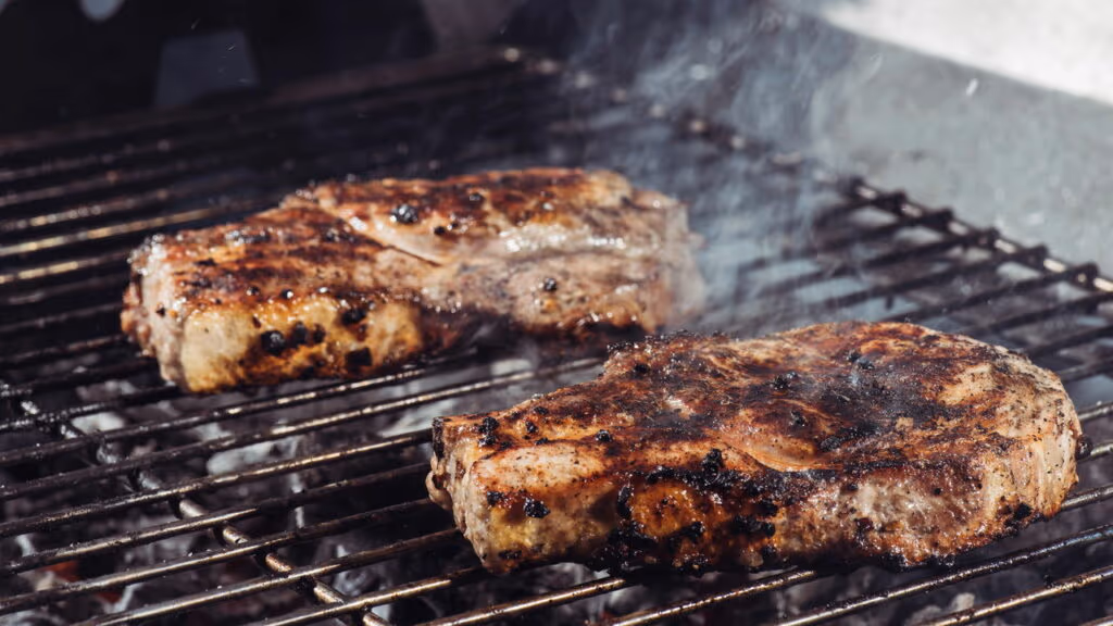 Técnicas para preparar carne defumada em casa mesmo sem defumador profissional