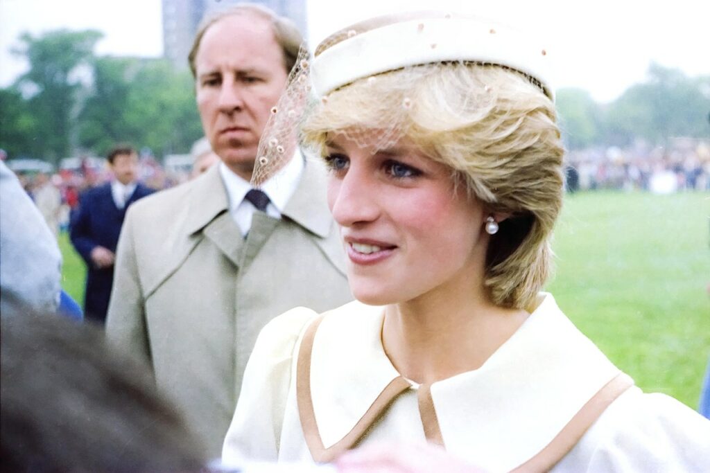 Cápsula do tempo de Diana com objetos dos anos 90 é encontrada em Londres - Créditos: By Russ2009 - Princess Diana - Royal Visit to Halifax, Nova Scotia - June 1983, CC BY-SA 2.0, https://commons.wikimedia.org/w/index.php?curid=74458977