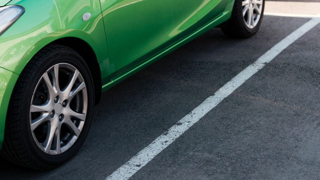 Por que você não deveria estacionar seu carro sempre no mesmo lugar