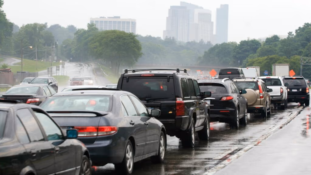 Qual a principal diferença entre dirigir na cidade e dirigir na estrada