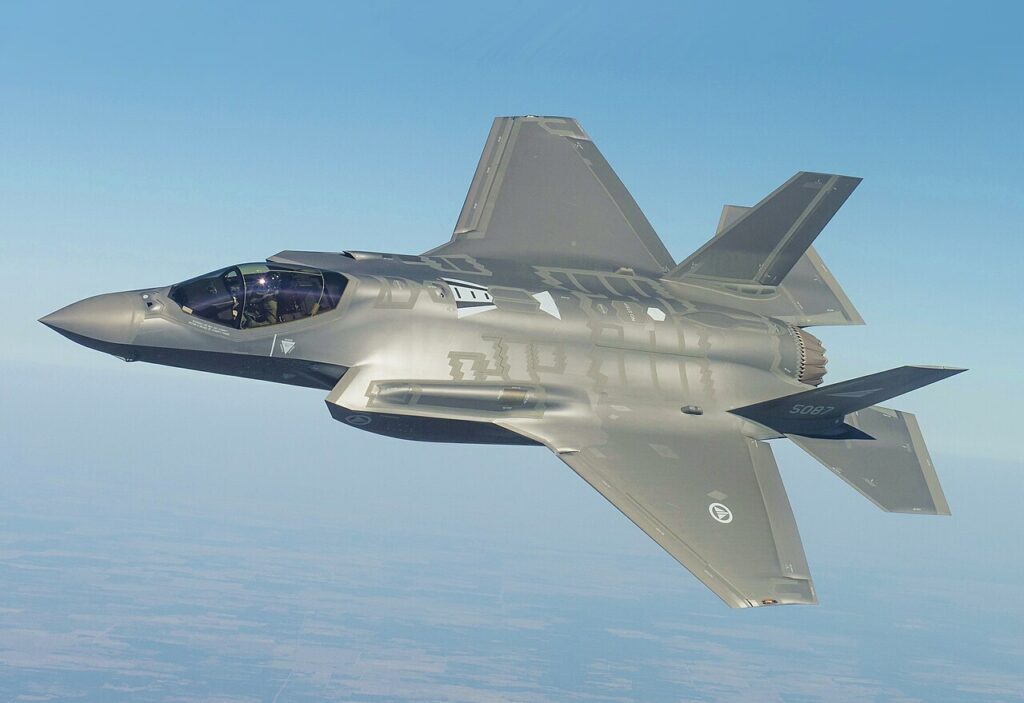O que o F-35 tem que o torna o maior temor dos radares inimigos - Créditos: By Kaszynzki, Lockheed Martin, CC BY 2.0, https://commons.wikimedia.org/w/index.php?curid=89184290
