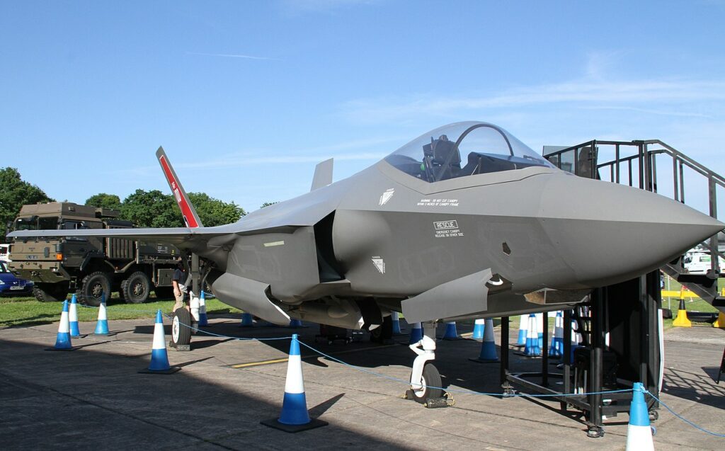 O que o F-35 tem que o torna o maior temor dos radares inimigos - Créditos: By Tony Hisgett from Birmingham, UK - F-35 Lightning 3, CC BY 2.0, https://commons.wikimedia.org/w/index.php?curid=69921739