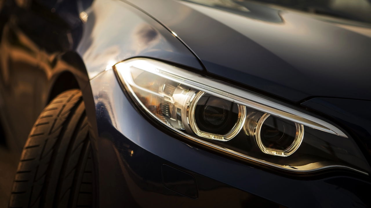 A multa é pesada para quem esquece os faróis do carro dessa forma