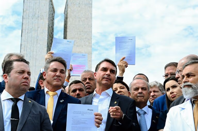 Crusoé: Flávio Bolsonaro agora é contra o foro privilegiado