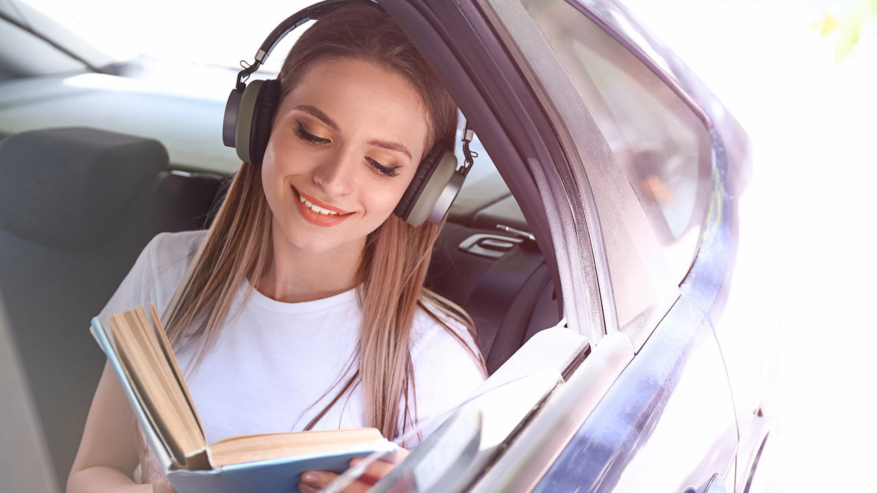 É permitido dirigir com fones de ouvido? Veja o que diz a lei