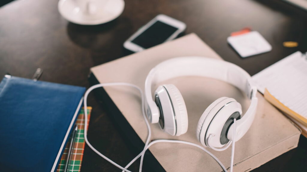 É permitido dirigir com fones de ouvido? Veja o que diz a lei