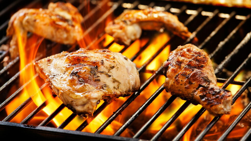 Os principais erros ao temperar frango para assar na churrasqueira — e como evitar